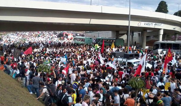 Jovem cai de viaduto durante protesto em BH