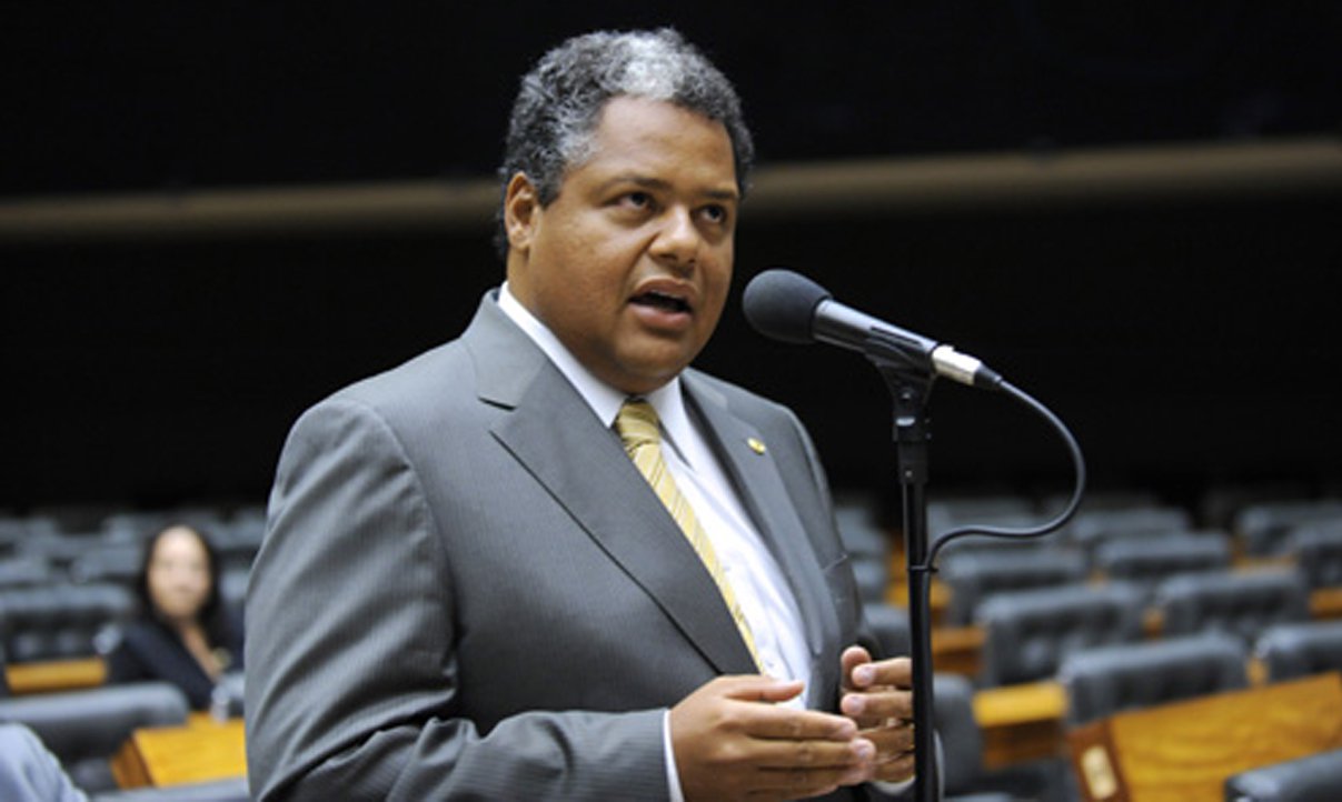 Deputado do PTB rebate Benito sobre apoio a Dilma