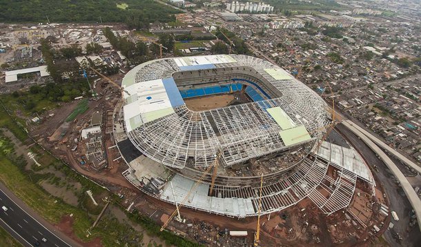 Operários paralisam reforma do Beira-Rio