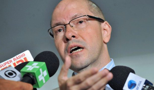 Advogado de Demóstenes entregará defesa no fim da tarde