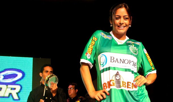Larissa Riquelme rebola e encanta Pernambuco