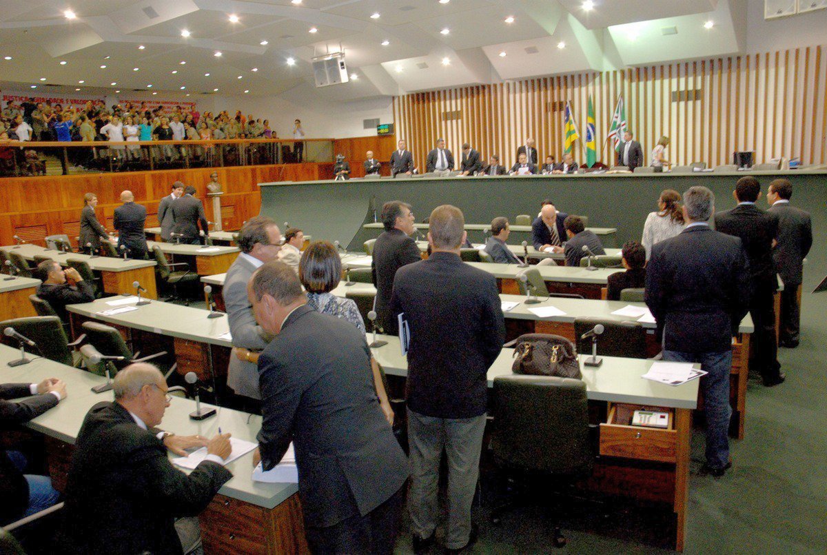 Justiça veta 14º e 15º salários aos deputados