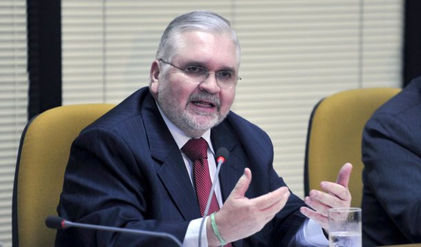 Gurgel pede investigação sobre vazamento de grampos de Cachoeira