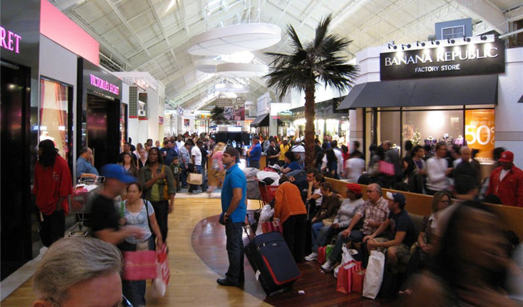 Gasto brasileiro no exterior bate recorde, mas está em queda