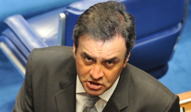 Aécio ataca Dilma por favorecimento político