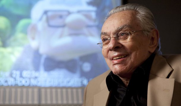 Internado há 20 dias, Chico Anysio sorri para a mulher