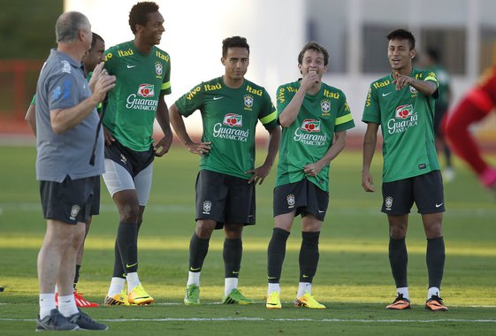 Felipão tira pressão de Neymar: não precisa de gol