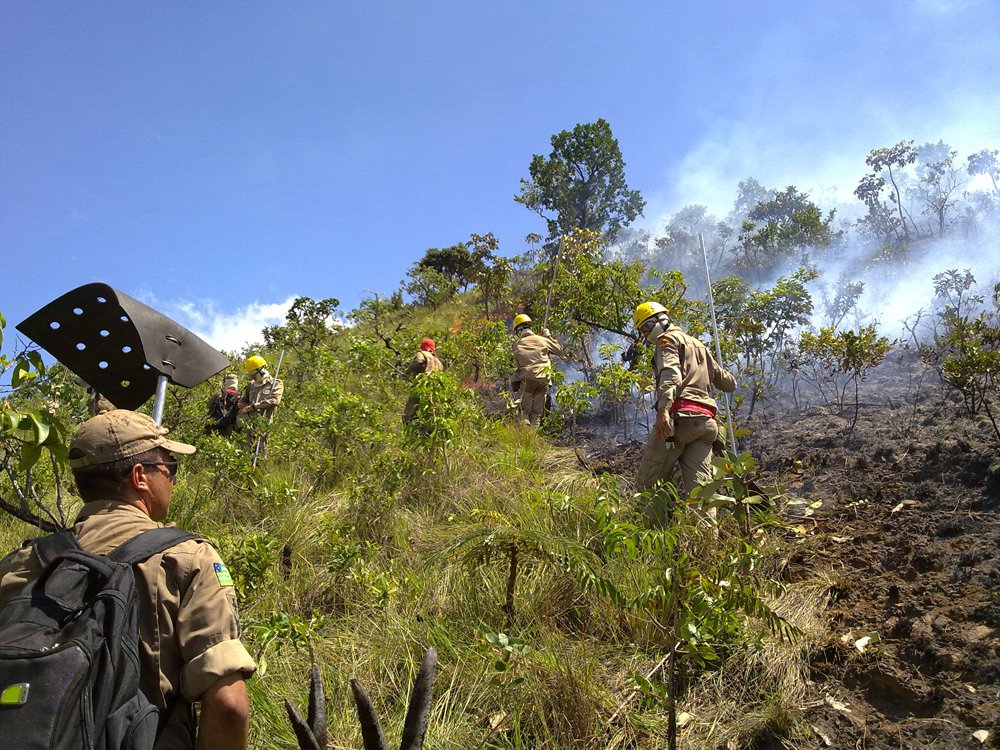 Bombeiros debelam incêndio na Serra de Caldas
