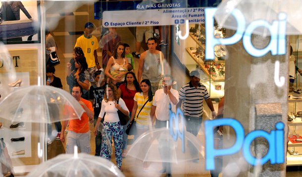 ICS cai 5,6% em julho