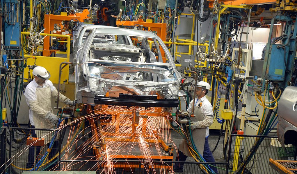 Produção de veículos tem queda de 1,9% em 2012