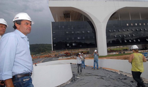 Aécio comemora uma década de "choque de gestão"