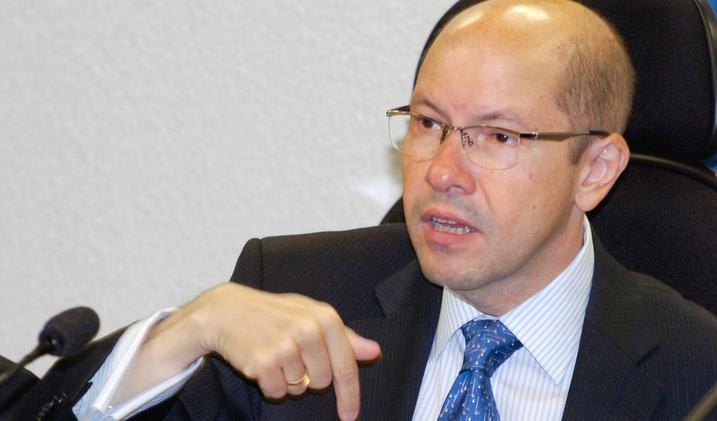 Aumenta pressão sobre Fernando Bezerra