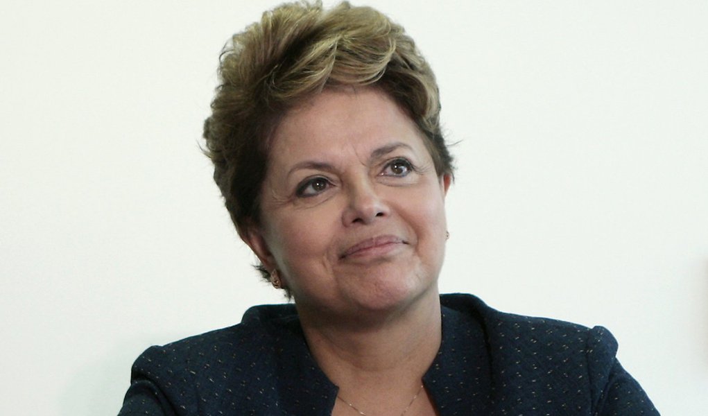 Dilma promete investir R$ 3,6 bi até 2014 no Brasil Sorridente