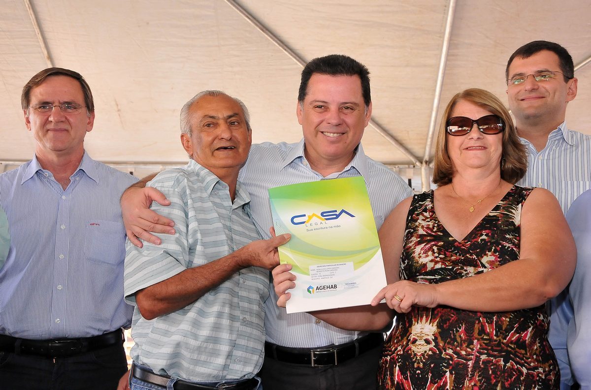 Perillo entrega escrituras a 200 famílias de Anápolis