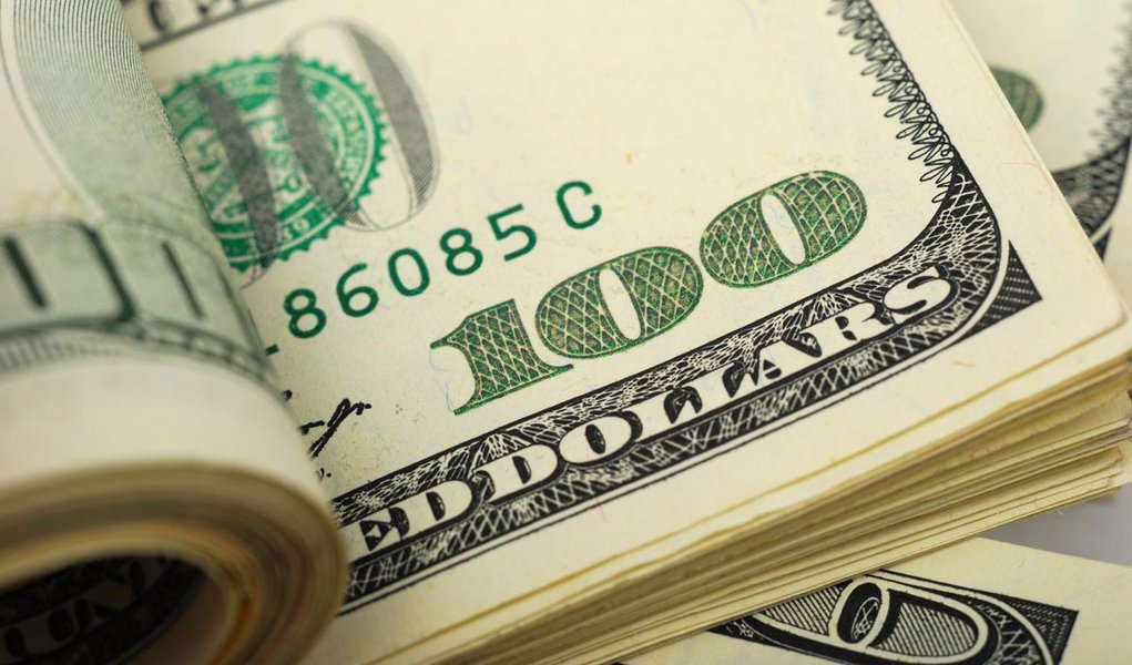 Dólar sobe e fecha a R$2,15 pela 1ª vez em 4 anos