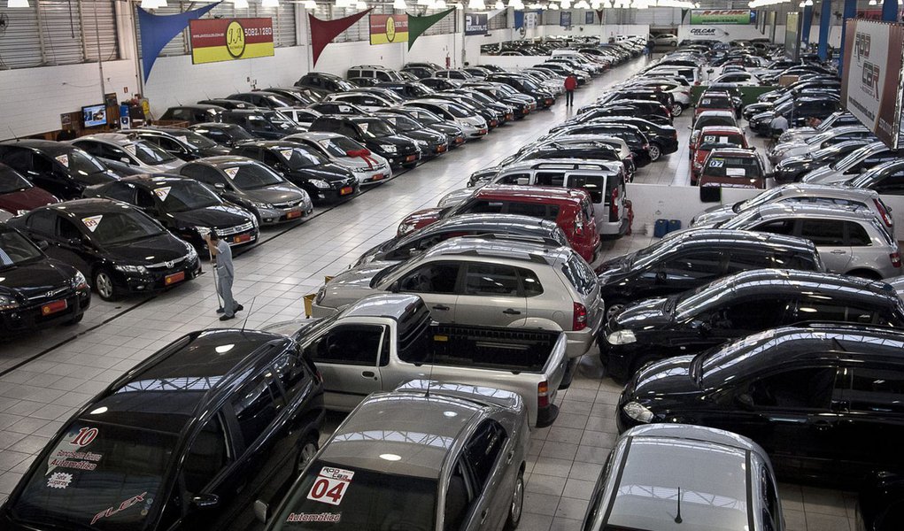 Venda de carros e veículos leves cresce 6,1% em 2012