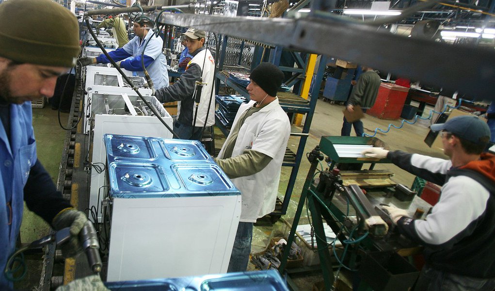 Emprego na indústria fica estável em abril