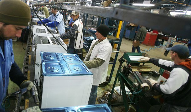 Emprego na indústria fica estável em abril