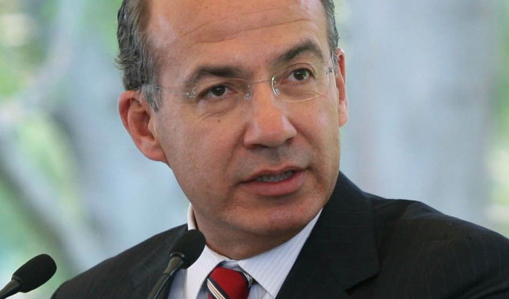 Felipe Calderón negocia emprego em universidades dos EUA