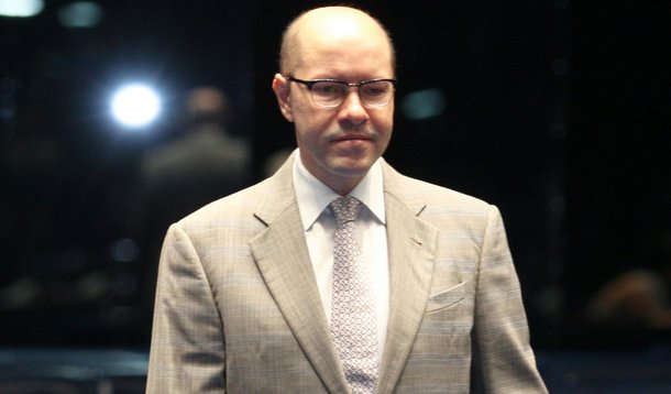 Sem perder a pose, Demóstenes apoia CPI