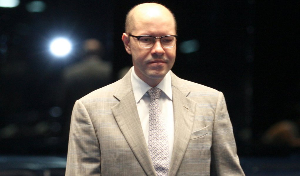 Sem perder a pose, Demóstenes apoia CPI