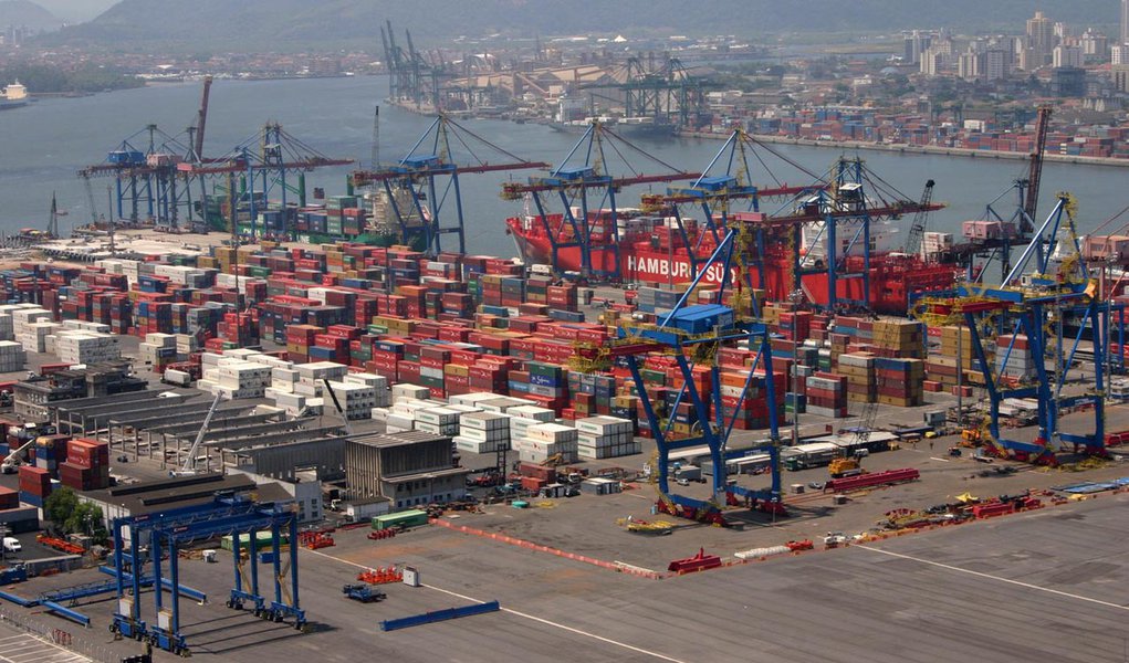 Balança comercial tem superávit de US$19,4 bi em 2012