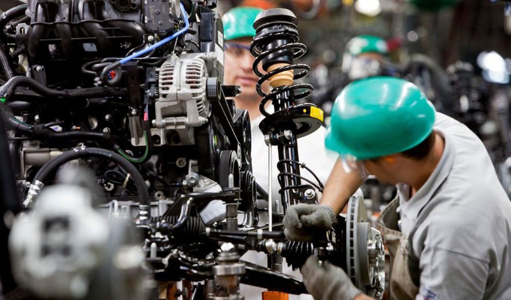 Produção industrial bate marca de 2010