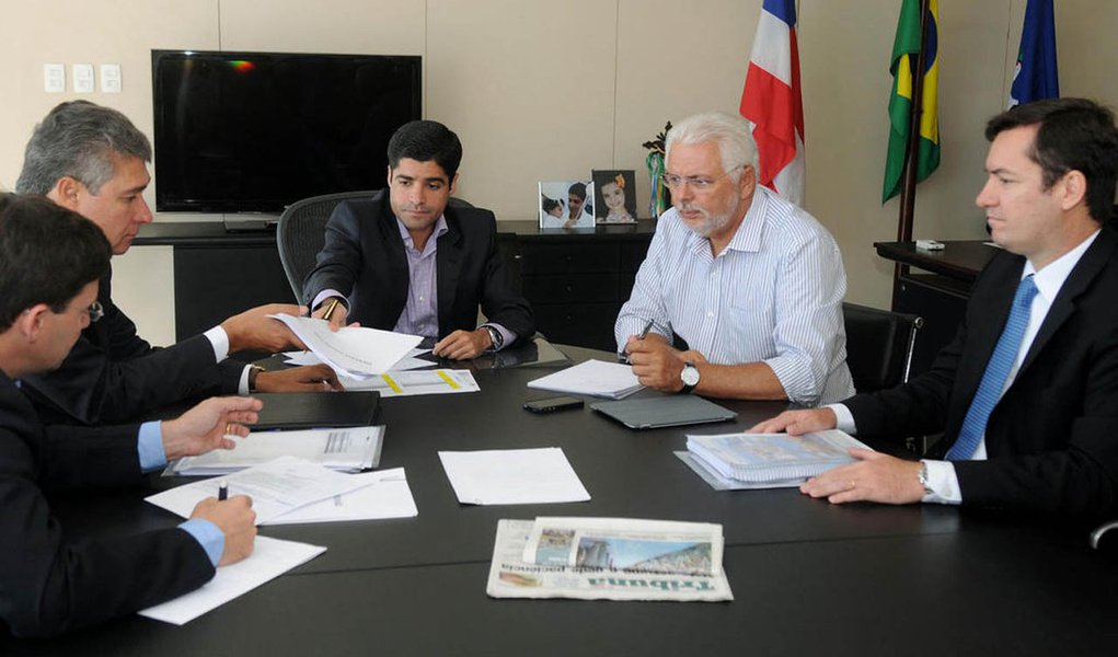 ACM Neto inicia gestão instituindo 'Ficha Limpa'