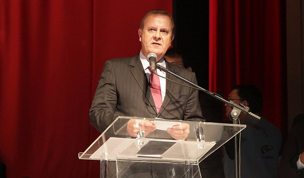 Desafio de Paulo é agradar PMDB sem aborrecer PT