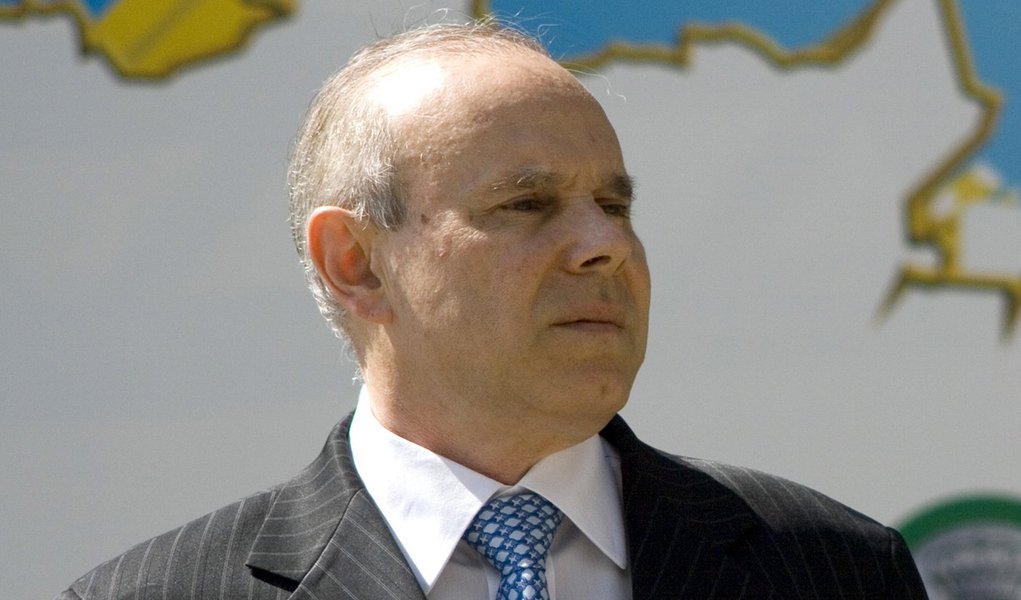 Mantega contesta FMI e diz que Brasil continuará intervenção cambial