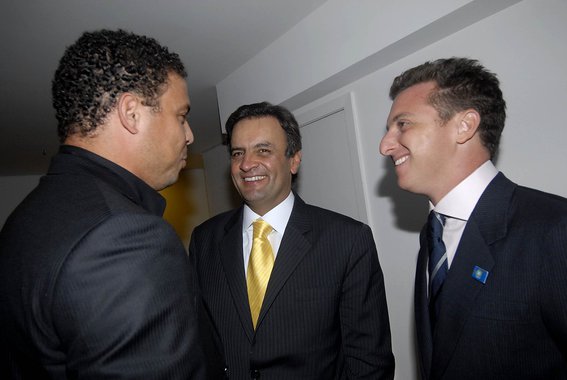Tucanos sonham com Huck para empurrar Aécio