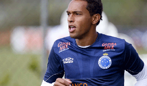 Vitória confirma contratação do lateral-esquerdo Gilson