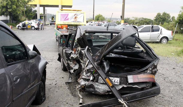 Engavetamento deixa 4 feridos na Imigrantes, em SP