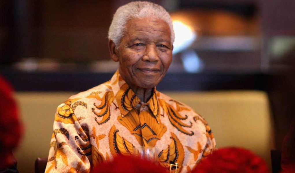 Mandela segue internado em estado "grave, mas estável"