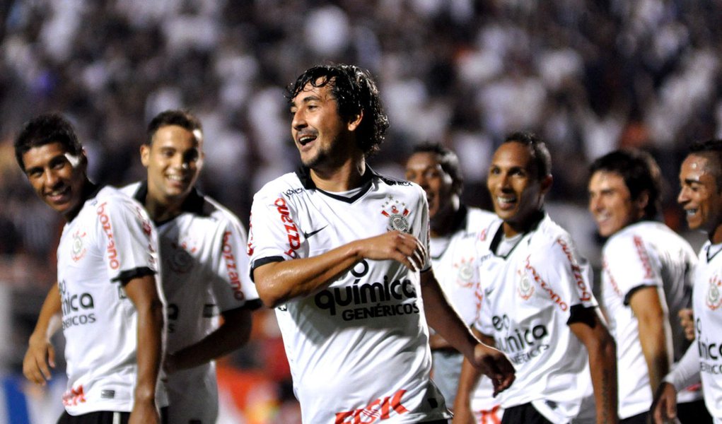 Corinthians dá show no Pacaembu e se classifica invicto