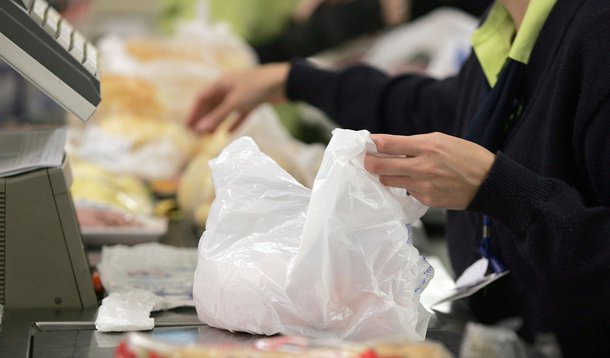 Supermercado que não der sacolinha levará multa