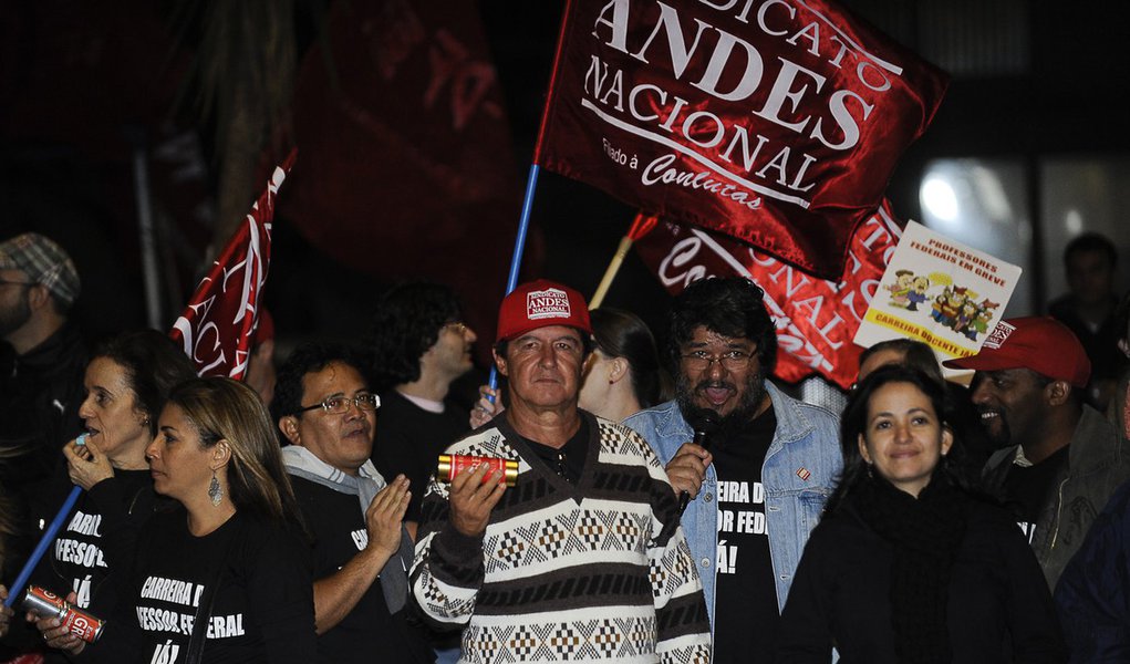 Greve de universidades federais vai continuar, diz sindicato