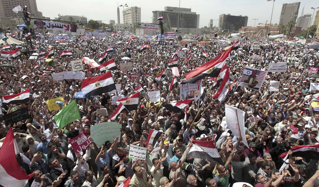 Manifestantes protestam no Cairo contra militares no poder