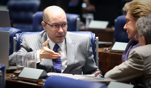 Sumido, Demóstenes reaparece no plenário do Senado