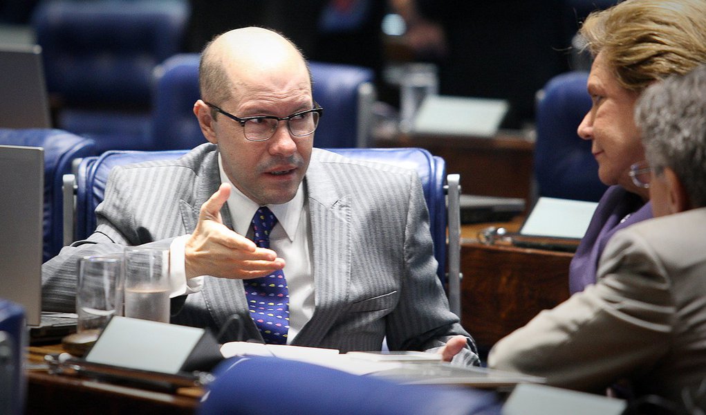 Sumido, Demóstenes reaparece no plenário do Senado