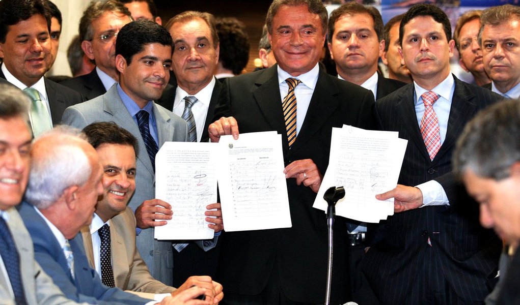 Aécio se diverte com CPI do fim do mundo