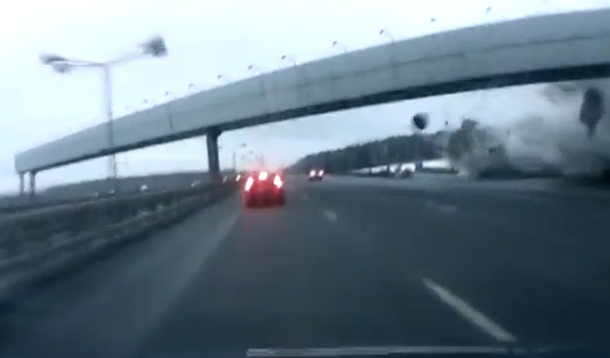 Vídeo flagra momento em que avião caiu em Moscou