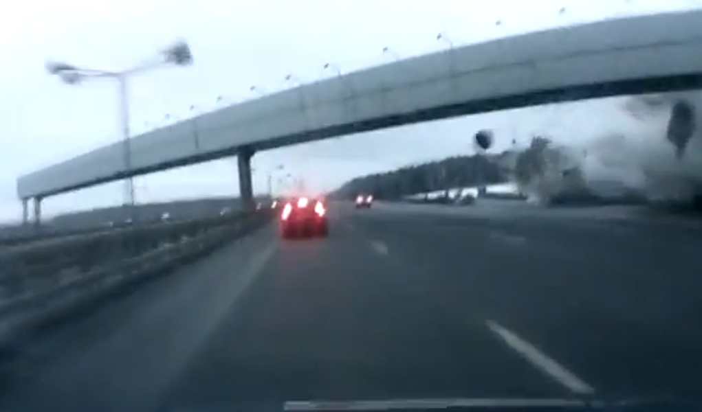 Vídeo flagra momento em que avião caiu em Moscou