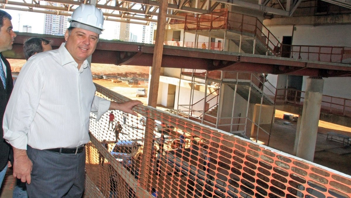 Perillo promete Centro de Excelência em um ano