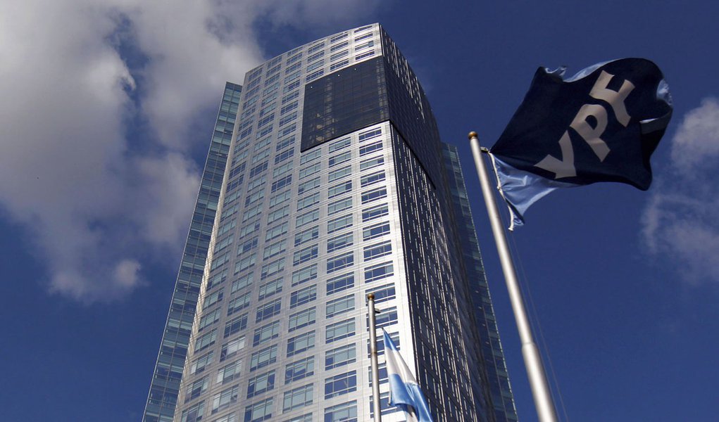 FMI e UE criticam reestatização da YPF e preveem instabilidade econômica