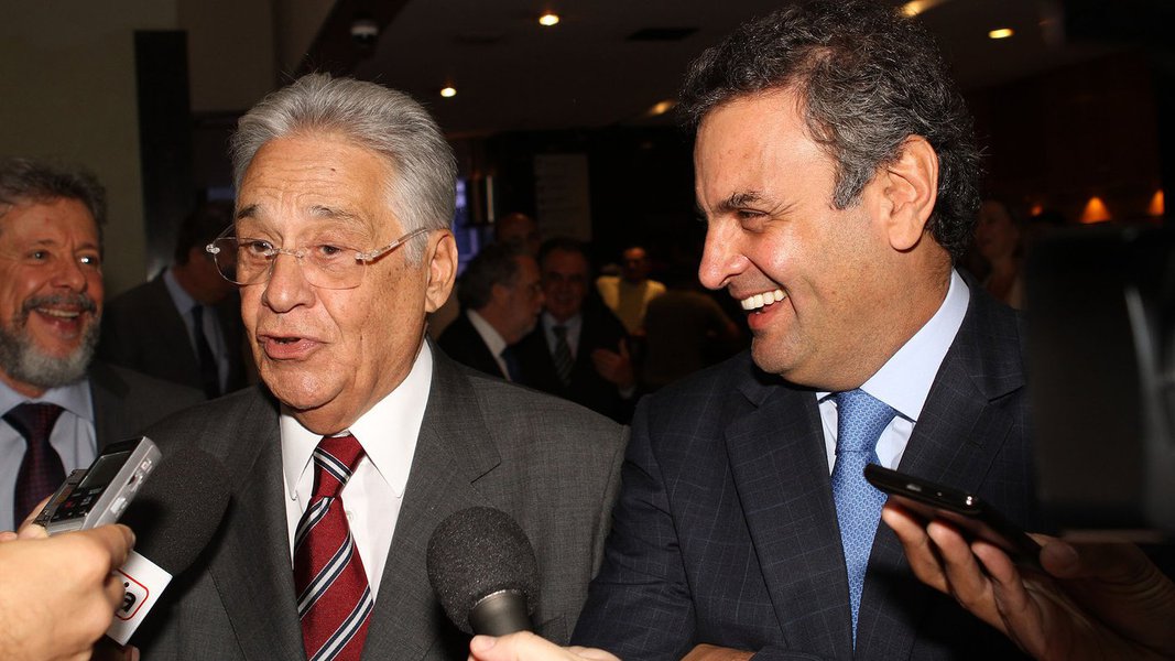 Aécio assume paternidade dos programas sociais