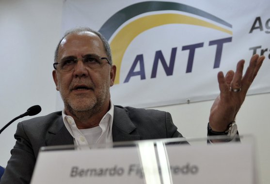 Novo alvo de Veja é o braço direito de Dilma