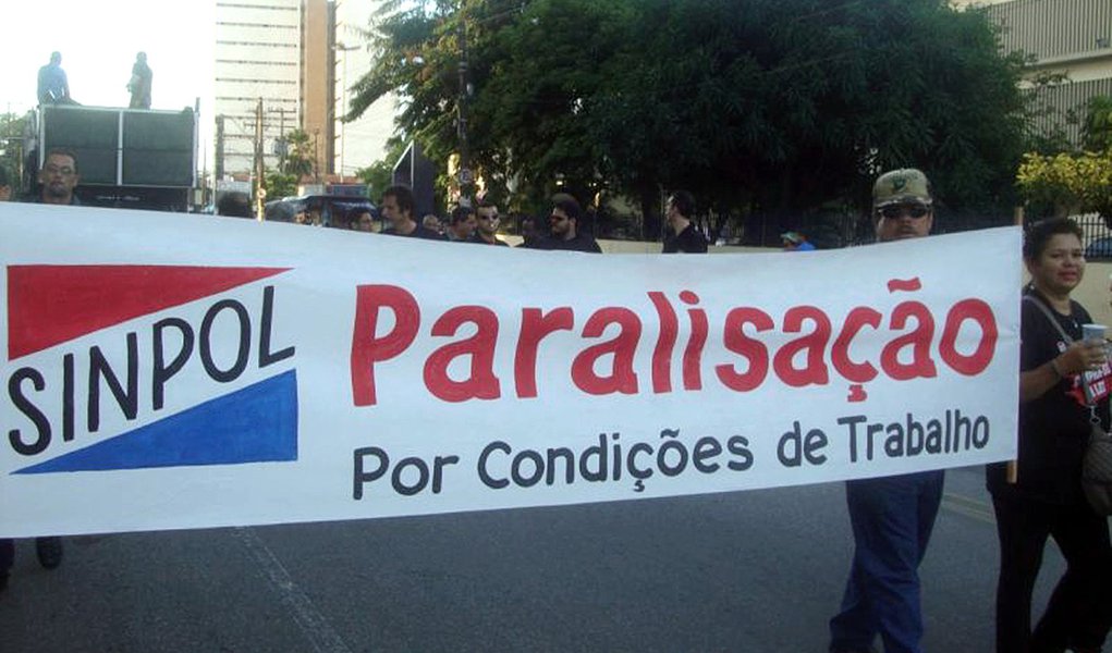 Policiais Civis partem em direção à sede do Governo
