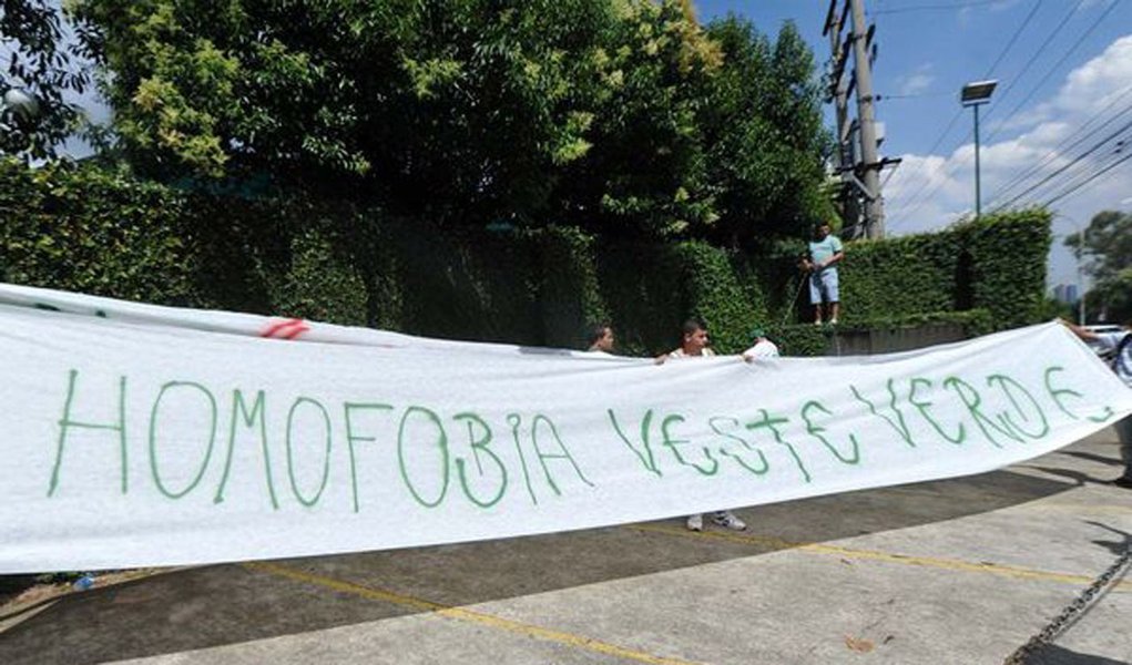 Torcida palmeirense admite ódio a gays durante protesto