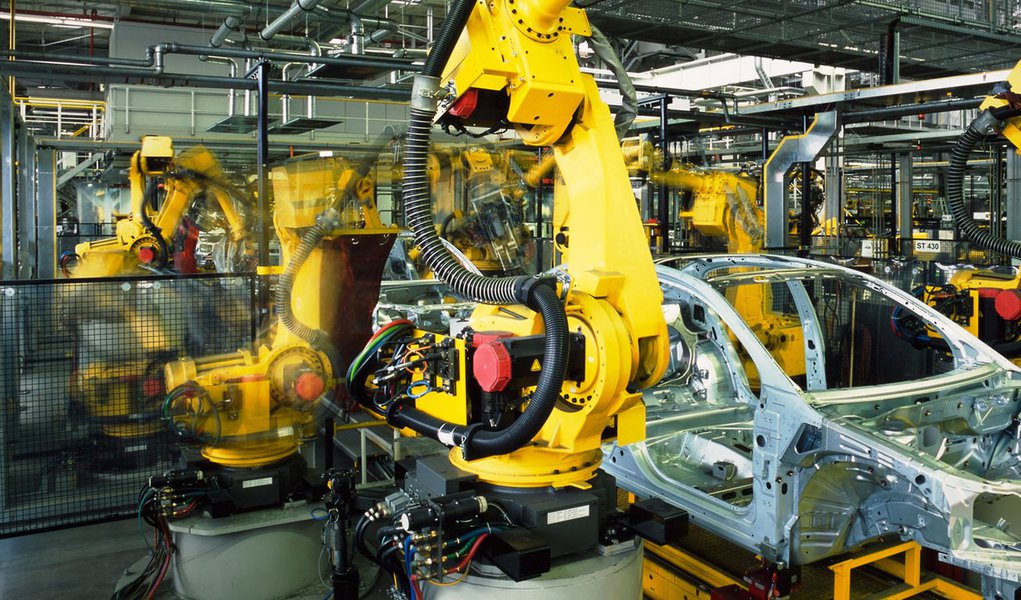 Produção industrial tem alta e Mantega vê "ponto de virada"